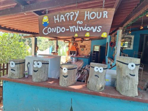 un panneau « happy hour » pour les minivans Corona sur un stand dans l'établissement Happy Hour no Condo- Minions, à Riacho Grande