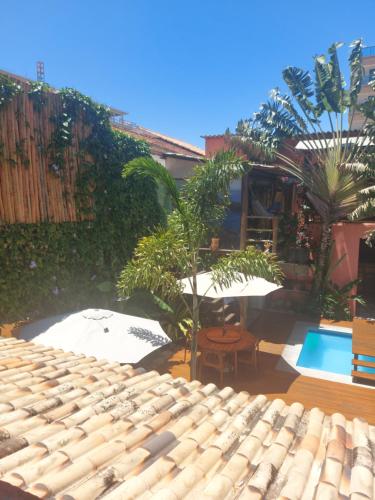 a view of a backyard with a swimming pool at Pousada Arraial Inn in Arraial do Cabo