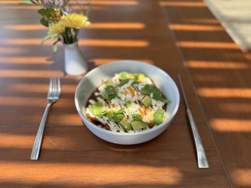 Een kom salade op tafel met een vork. bij Las Brisas Merida in Mérida