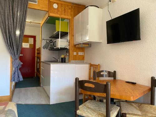 Kuchyňa alebo kuchynka v ubytovaní Studio aux Arcs 1800 · Proche Pistes · Balcon · Calme · WiFi Gratuit - FR-1-346-499