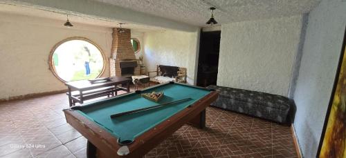 AcaxochitlánにあるCabaña Hobbitのビリヤード台とソファが備わる客室です。