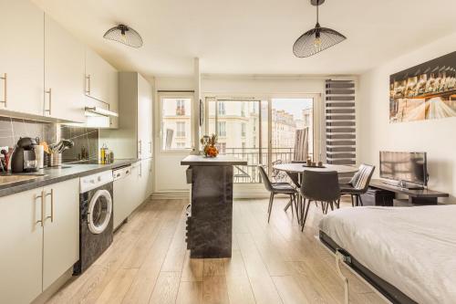 Il comprend une cuisine et un salon avec un lit et une table. dans l'établissement Charmant studio du 12ème, Parking gratuit et Métro, à Paris