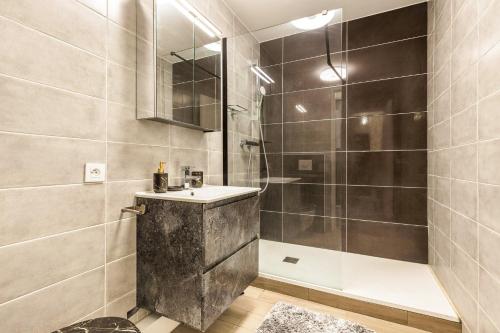 une salle de bain avec un lavabo et une douche dans l'établissement Charmant studio du 12ème, Parking gratuit et Métro, à Paris