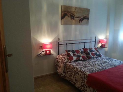 une chambre avec un lit avec deux lampes dessus dans l'établissement Zoa Apartment, à Torrevieja