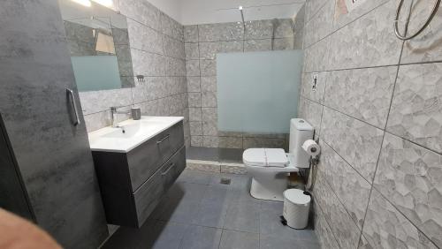Ένα μπάνιο στο George modern flat near Airport-Expo-Sea
