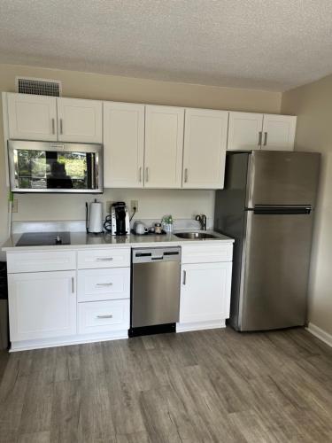 Køkken eller tekøkken på Summer Sands - 105 by Sea Scape Properties