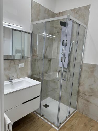 un baño con ducha y lavabo en Ai Marinai Maestrale Apartment, en Taranto