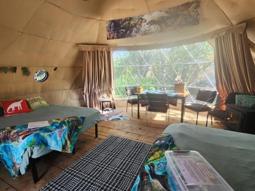 Posezení v ubytování D2 Dino Dome- 2 Dbl Beds - Pet friendly