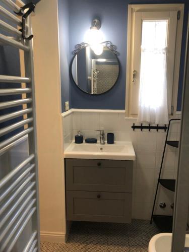 a bathroom with a sink and a mirror at Stasera da me in Pisa