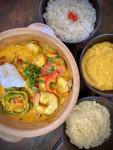 a bowl of food with rice and other foods at Odoiá Maragogi Restaurante e Estalagem in Maragogi