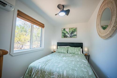 un dormitorio con una cama y una ventana en Contained in Gruene! Hot Tub!, en New Braunfels