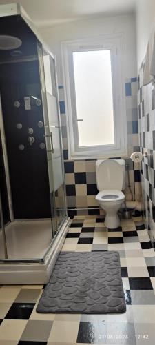 Ένα μπάνιο στο Hôtel Résidence Saint Ouen