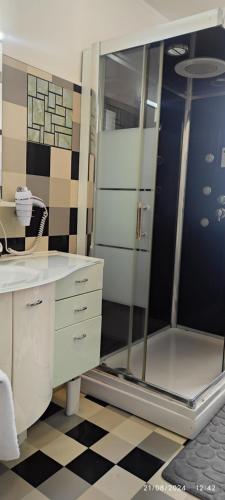 Ένα μπάνιο στο Hôtel Résidence Saint Ouen