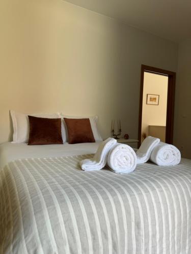 a bedroom with a bed with towels on it at Cube30 Águeda - Alojamento Local 1 in Águeda