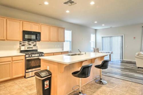 Dapur atau dapur kecil di New Family Home with Patio & Yard!