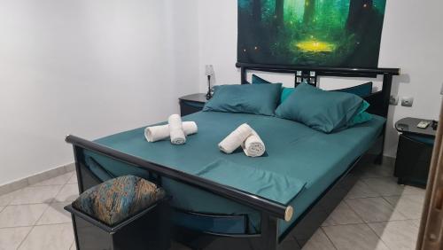 Ένα ή περισσότερα κρεβάτια σε δωμάτιο στο George modern flat near Airport-Expo-Sea