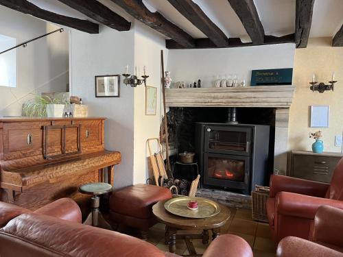 a living room with a couch and a fireplace at Chambres d'hôtes "Là Je Ris" in Lagery