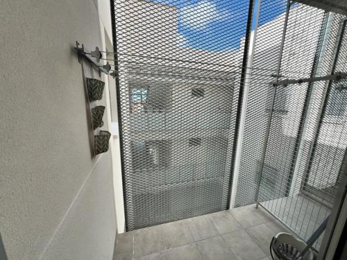 a door to a cage in a room at Jardines del Porvenir 2 in Puerto Real