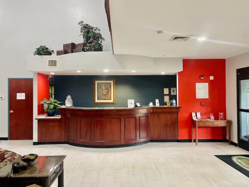 a lobby with a bar in the middle of a room at Grand Vista Hotel & Suites in Vonore