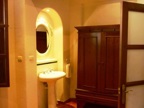 a bathroom with a sink and a mirror at Meson del Alferez Coatepec in Coatepec