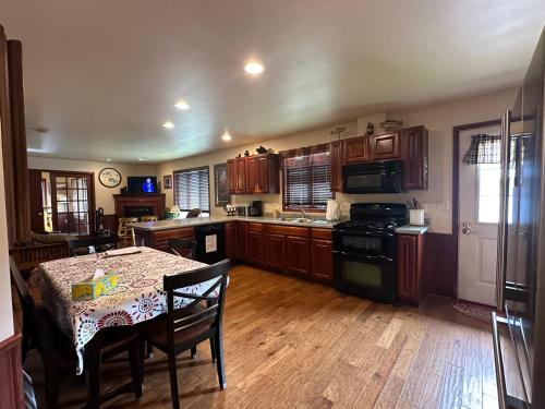 une cuisine avec une table et une cuisinière four supérieur dans l'établissement Northern Resort #17, à Minocqua