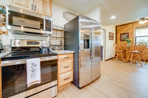 Η κουζίνα ή μικρή κουζίνα στο Steps to Virginia City Boardwalk Home with Deck