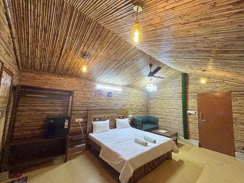 Postel nebo postele na pokoji v ubytování Gopika Resort