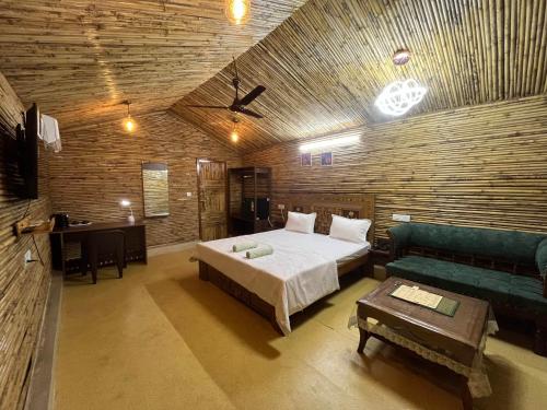 Postel nebo postele na pokoji v ubytování Gopika Resort