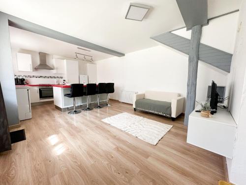 un salon avec un canapé et une cuisine dans l'établissement Maison au Centre-Ville, à Château-Thierry