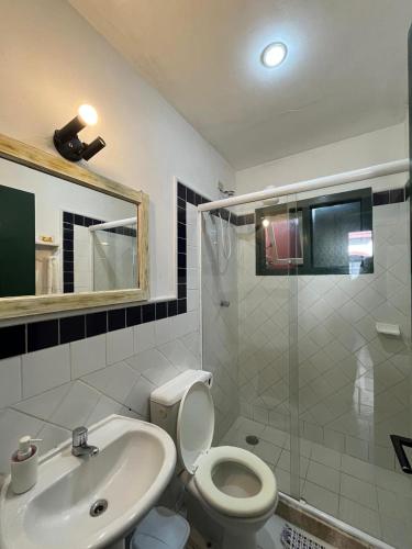 a bathroom with a toilet and a sink and a shower at Casa da Matriz Centro Histórico in Paraty