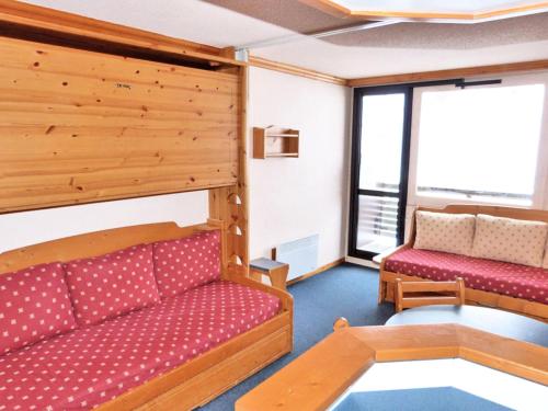 un salon avec un canapé et une table dans l'établissement Résidence Chamois - Studio pour 4 Personnes 114, à Aime La Plagne