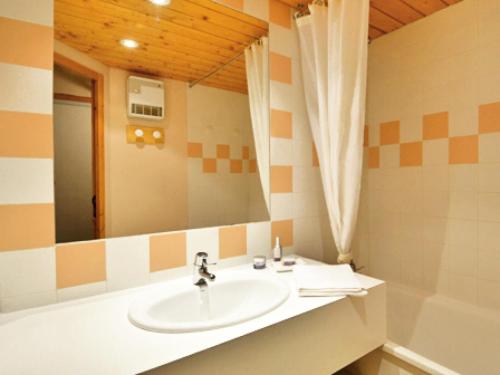 une salle de bain avec un lavabo et un miroir dans l'établissement Résidence Chamois - Studio pour 4 Personnes 114, à Aime La Plagne