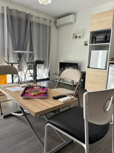 une salle à manger avec une table et des chaises dans l'établissement Grand studio confortable et spacieux avec terrasse, à Villeneuve-lès-Maguelone