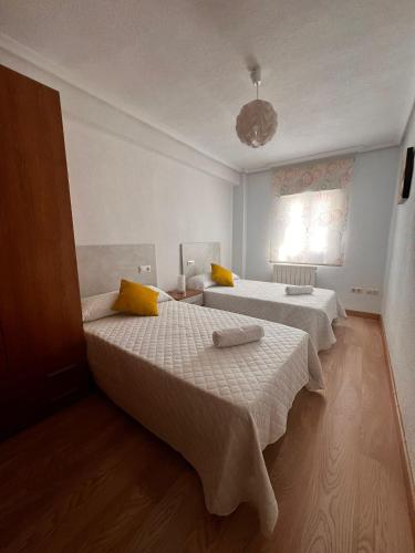 a bedroom with two beds and a window at Vivienda Mirasierra in Béjar