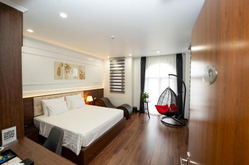 Un dormitorio con una cama blanca y una ventana. en AZOMA hotel, en Hanói