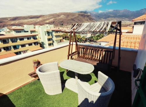 un tavolo e sedie su un balcone con vista di Perla de Tenerife a Puertito de Güímar