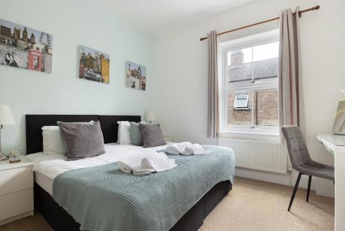 una camera da letto con un letto, una scrivania e una finestra di Ebor Place - Stunning Period Home With Free Parking a York