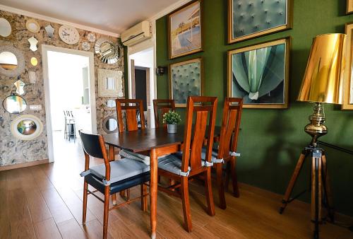 una sala da pranzo con tavolo e sedie in legno di Perla de Tenerife a Puertito de Güímar