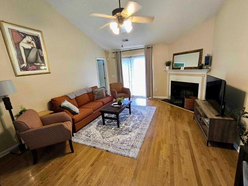 a living room with a couch and a fireplace at Aerie Oaks Cottage-5min to Lake, 20min to Columbia in Lexington