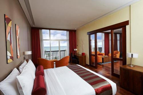 - une chambre avec un grand lit et un balcon dans l'établissement Turyaa Kalutara, à Kalutara