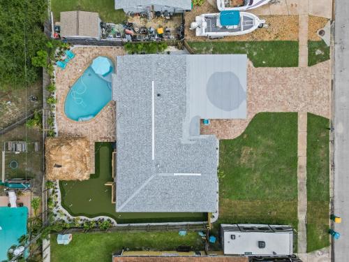 Πισίνα στο ή κοντά στο Island Oasis With Heated Pool Private Tiki Bar!