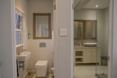 Ένα μπάνιο στο Coastal City Vibes - Stylish 2-Bedroom