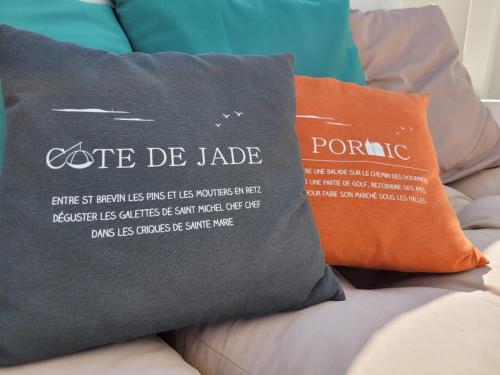 - deux oreillers installés au-dessus d'un canapé dans l'établissement Air marin, à La Bernerie-en-Retz