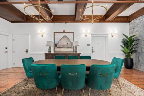 a dining room with a table and green chairs at Historic Santa Rosa Guest Retreat Near Downtown! in Santa Rosa