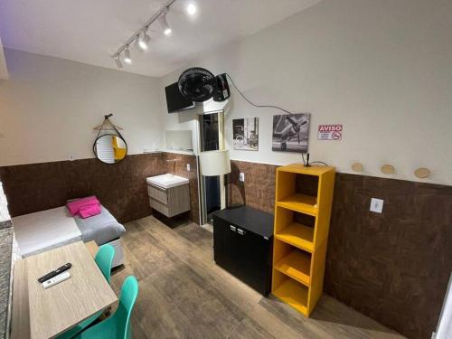 une chambre avec un lit, un bureau et une table dans l'établissement Tiny house AR, Wi-Fi, TV cozinha, proximo a Unig, à Nova Iguaçu