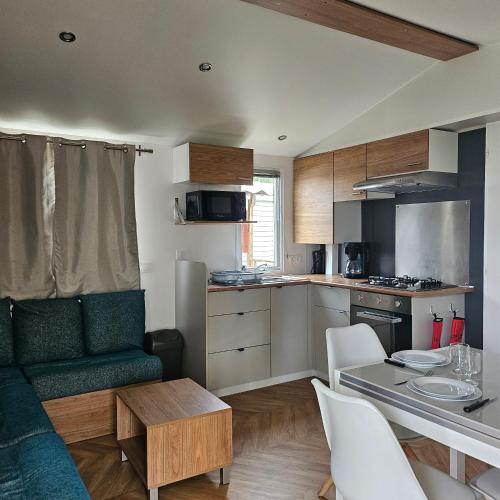 Il dispose d'une cuisine et d'un salon avec un canapé et une table. dans l'établissement Siblu, à Fréjus