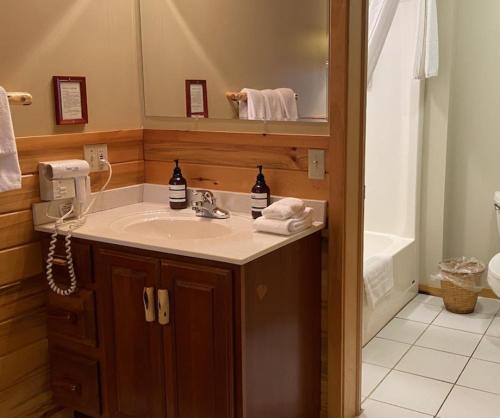 Bilik mandi di Gunflint Lodge