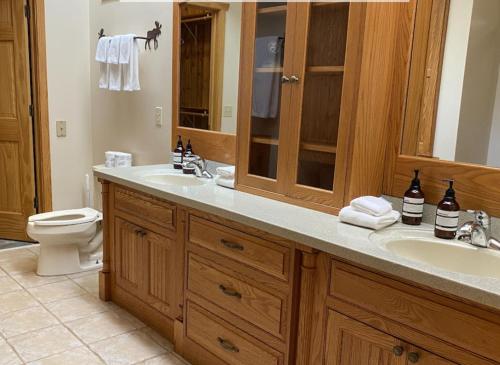 Bilik mandi di Gunflint Lodge