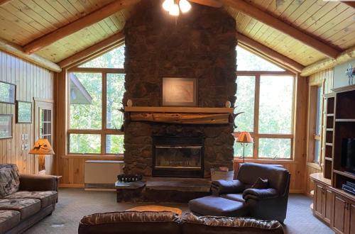 Ruang duduk di Gunflint Lodge