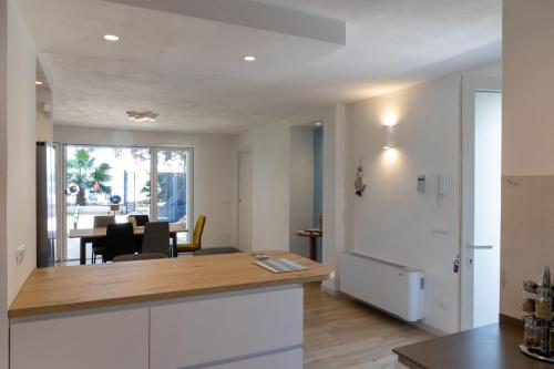 a kitchen with a counter top and a dining room at Casa cancello a mare in Santa Flavia